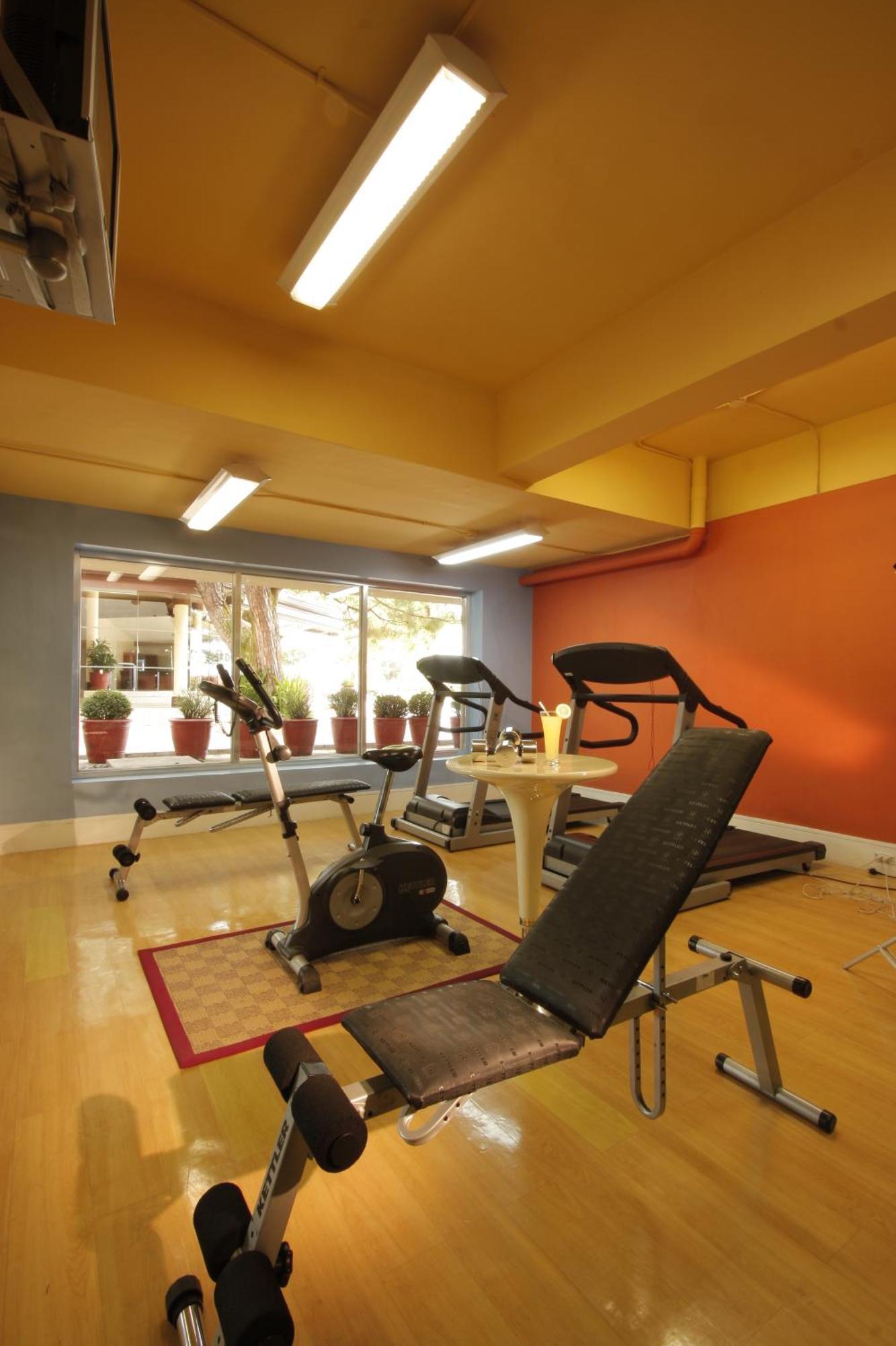 Taal Vista Hotel Tagaytay City Екстериор снимка The gym at the hotel