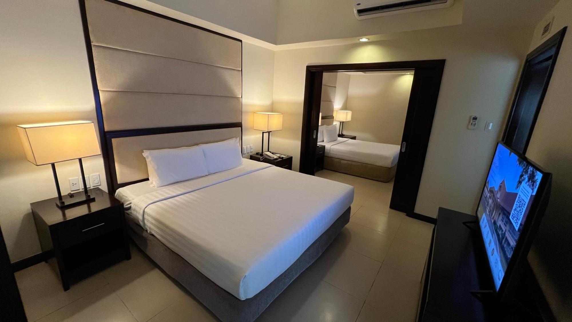 Taal Vista Hotel Tagaytay City Екстериор снимка A bedroom at the hotel