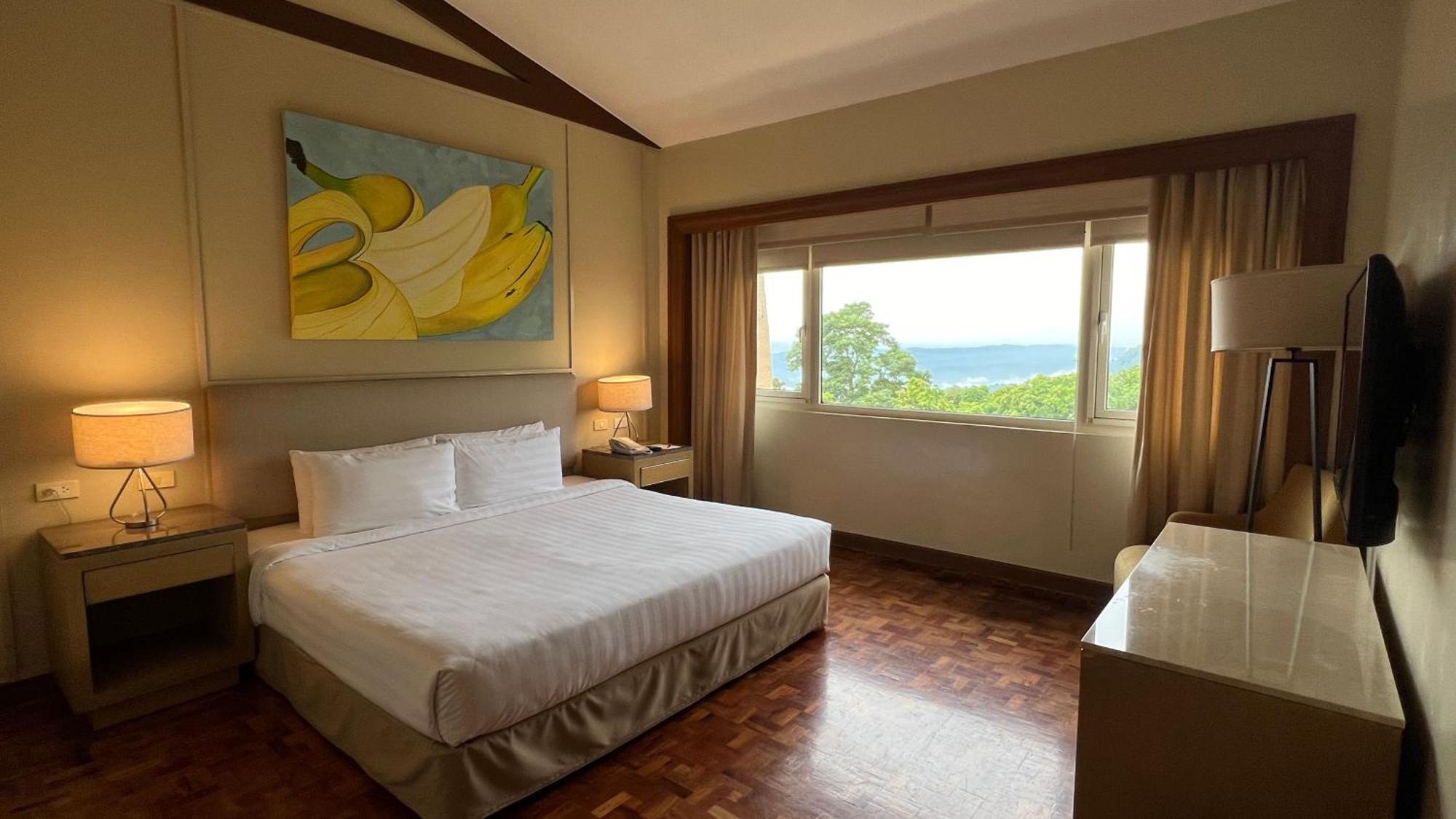 Taal Vista Hotel Tagaytay City Екстериор снимка A bedroom at the Shangri-La Hotel, Kuala Lumpur