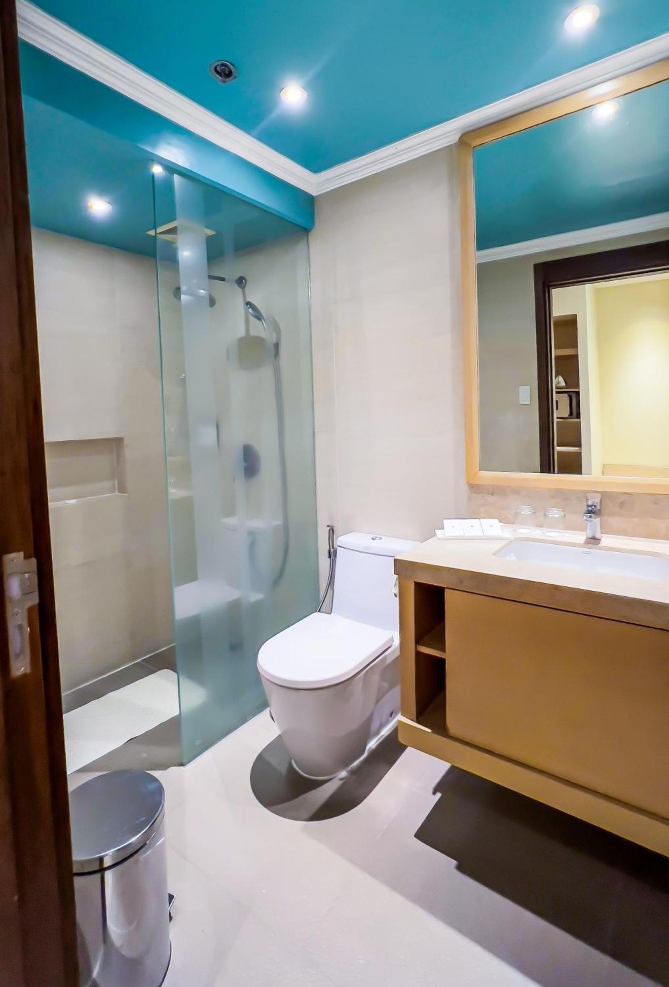 Taal Vista Hotel Tagaytay City Екстериор снимка A bathroom with a shower cubicle