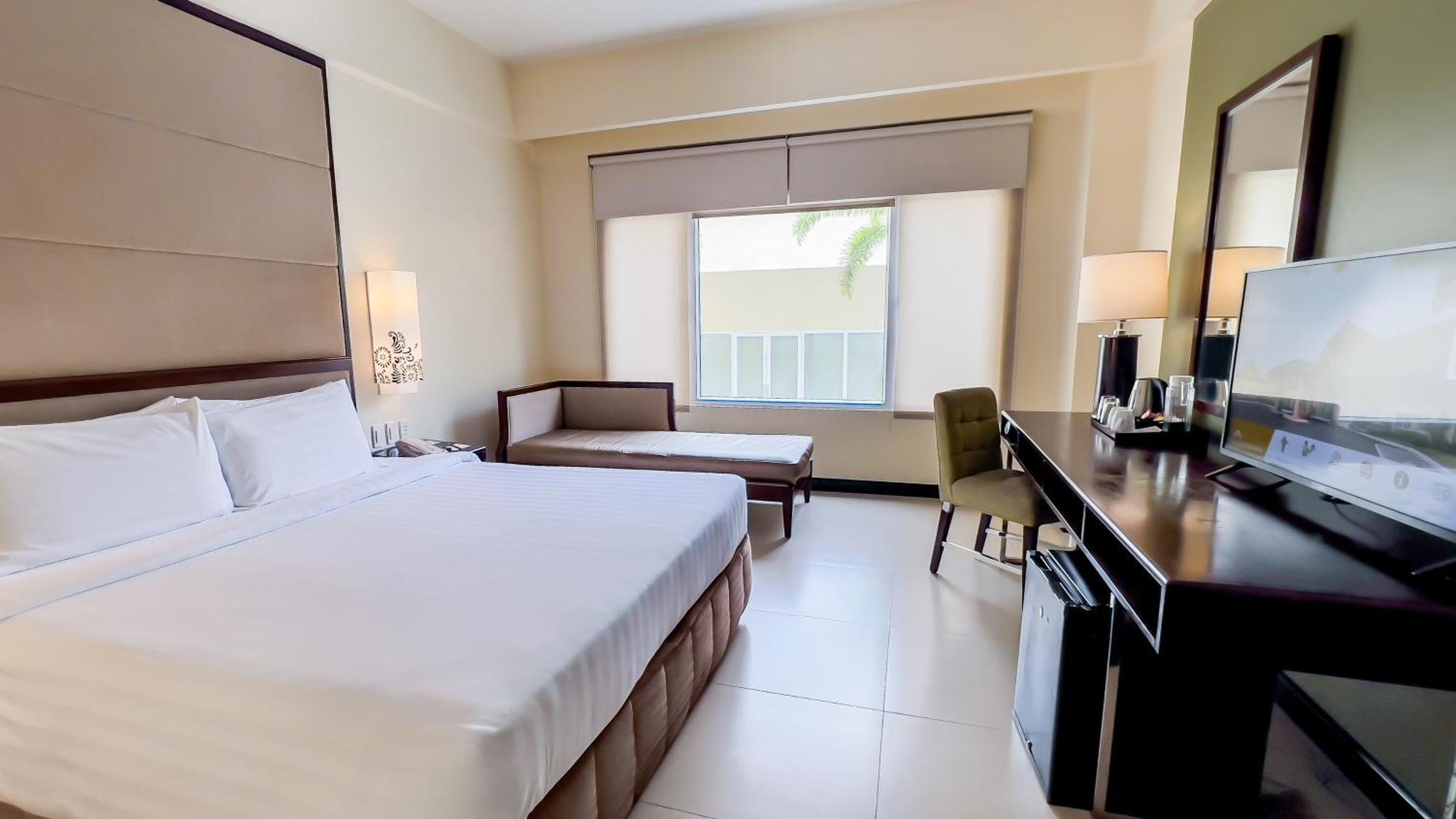 Taal Vista Hotel Tagaytay City Екстериор снимка A room at the hotel