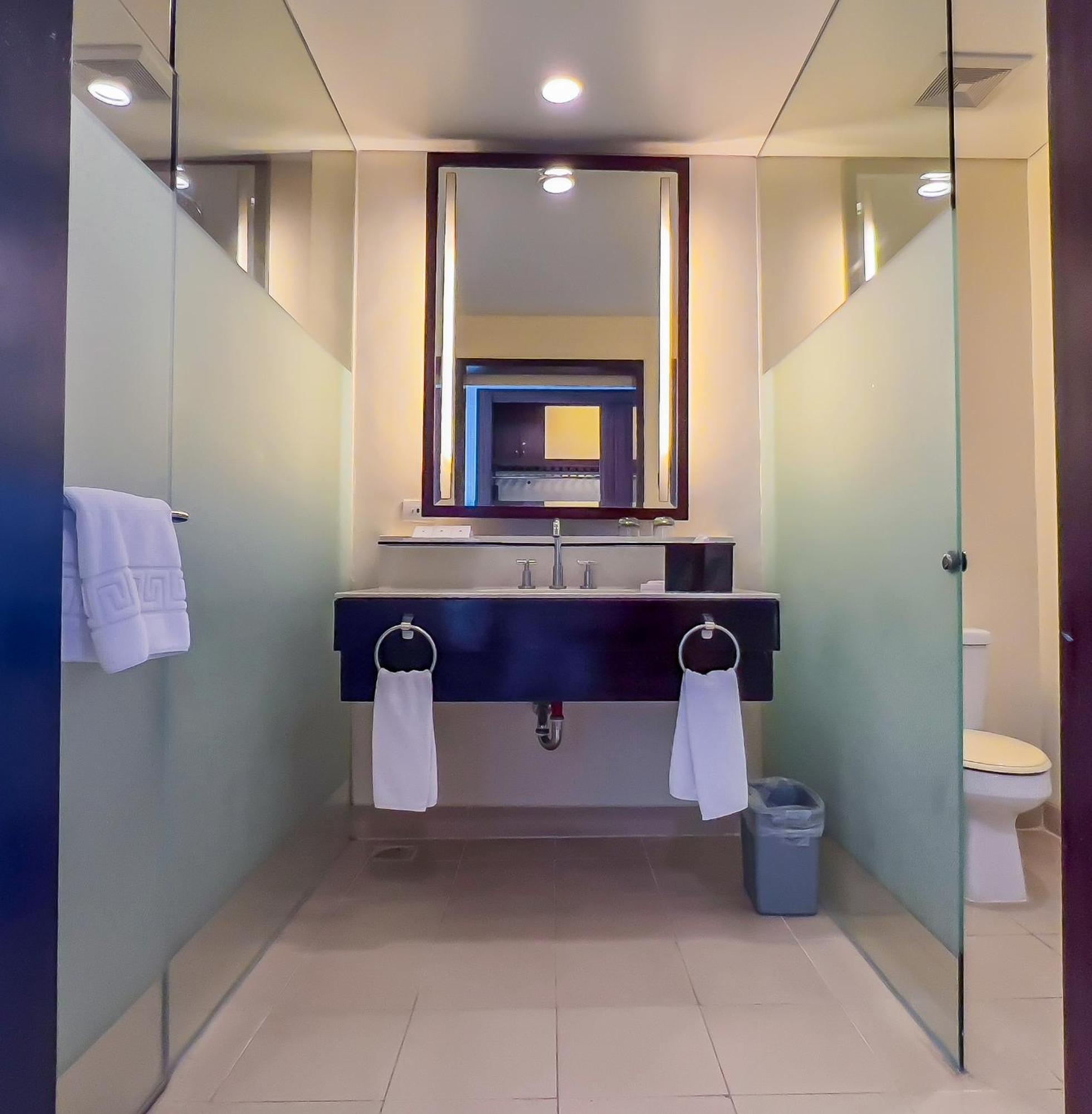 Taal Vista Hotel Tagaytay City Екстериор снимка A bathroom in a hotel