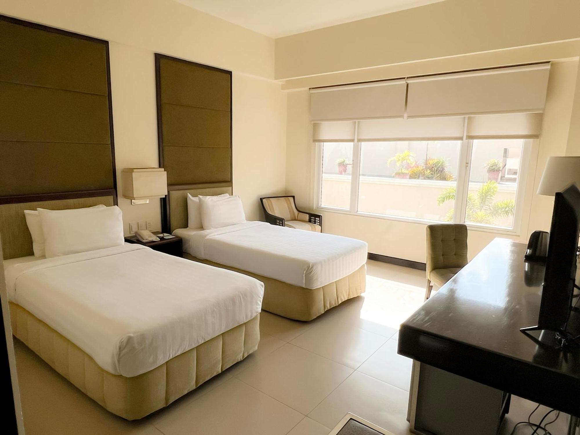 Taal Vista Hotel Tagaytay City Екстериор снимка A room at the hotel