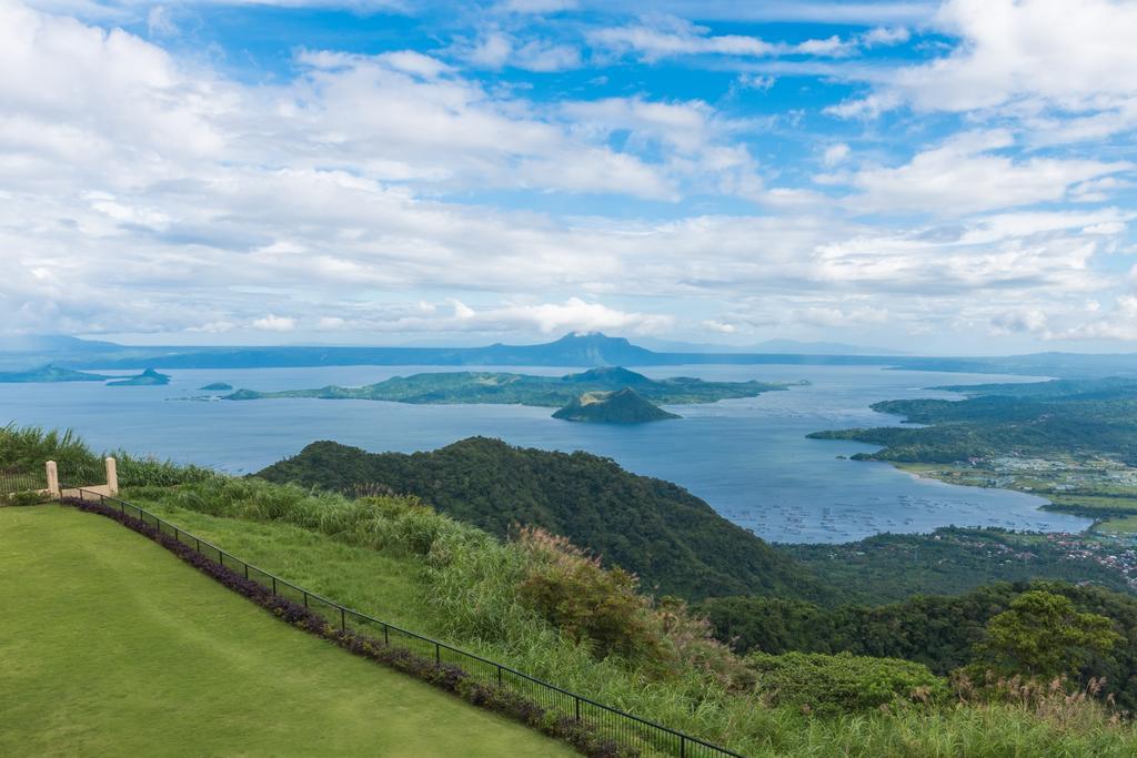 Taal Vista Hotel Tagaytay City Екстериор снимка View of Taal Volcano from Tagaytay
